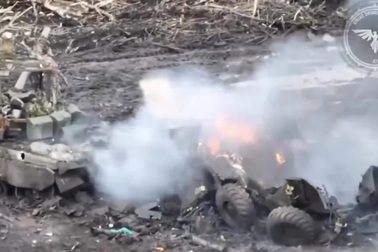 Xe bọc thép Nga nổ tung sau đòn tấn công UAV