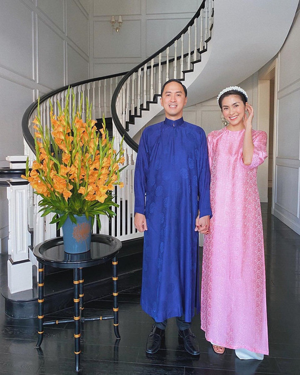 Dàn nghệ sĩ đón Tết với trang phục rực rỡ sắc màu - 1 Dàn nghệ sĩ đón Tết với trang phục rực rỡ sắc màu - 1