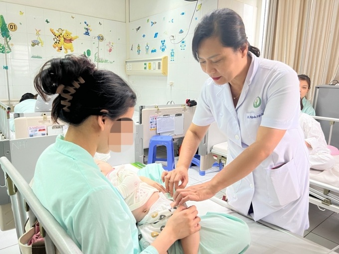 Bác sĩ thăm khám cho bệnh nhi. Ảnh: BVCC