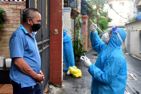 Chiến sĩ Quân y hướng dẫn người dân TPHCM làm test nhanh tại nhà