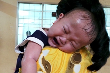 Cha mẹ nghèo, bé trai 1 tuổi đối mặt nguy cơ đột tử