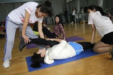 Vất vả như nữ sinh tập luyện làm hoạt náo viên