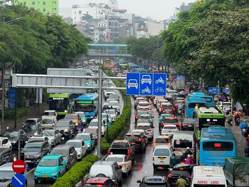 CSGT Hà Nội xử lý hàng loạt xe buýt đi sai luồng, gây ùn ứ - 1 CSGT Hà Nội xử lý hàng loạt xe buýt đi sai luồng, gây ùn ứ - 1