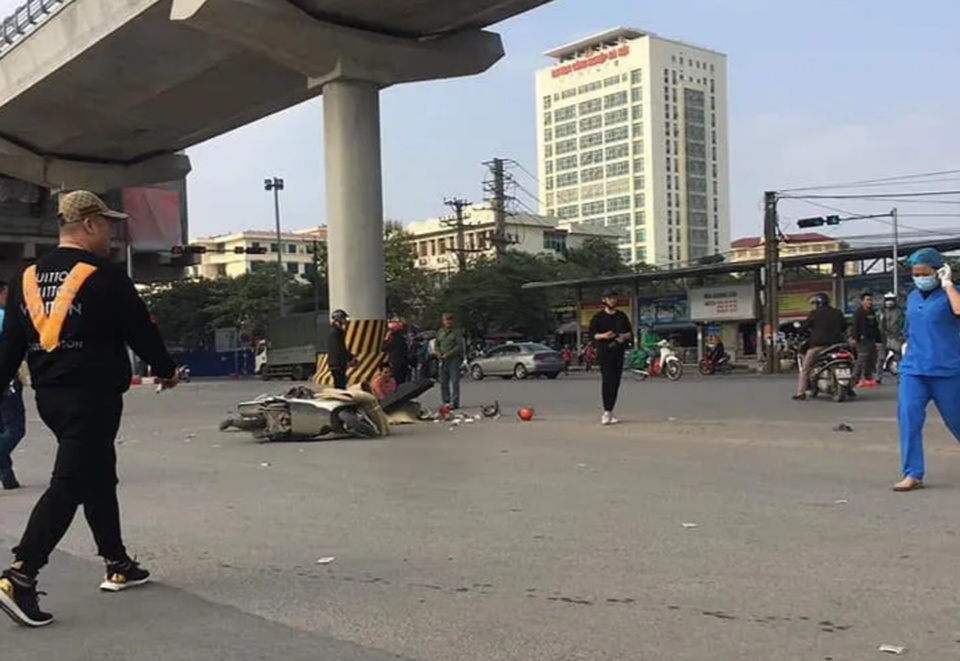 Hà Nội: Ô tô tải cuốn xe máy vào gầm, cán hai ông cháu tử vong - 1