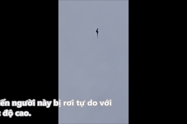 Binh sĩ rơi tự do từ trên cao vì dù gặp sự cố trong lúc đang huấn luyện