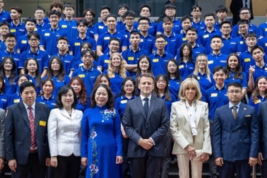 Tổng thống Pháp Emmanuel Macron giao lưu với sinh viên Việt Nam