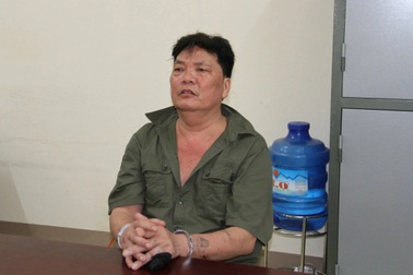 Mâu thuẫn khi uống rượu, gã đàn ông vác dao chém 2 người trọng thương