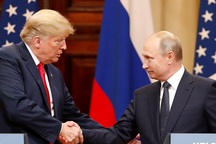Ông Trump mời ông Putin thăm Mỹ giữa "bão" chỉ trích