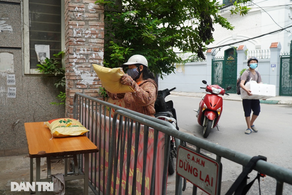 Xét nghiệm nhanh Covid-19 cho gần 4.000 người dân Thủ đô ở quận Tây Hồ - 6 Xét nghiệm nhanh Covid-19 cho gần 4.000 người dân Thủ đô ở quận Tây Hồ - 6