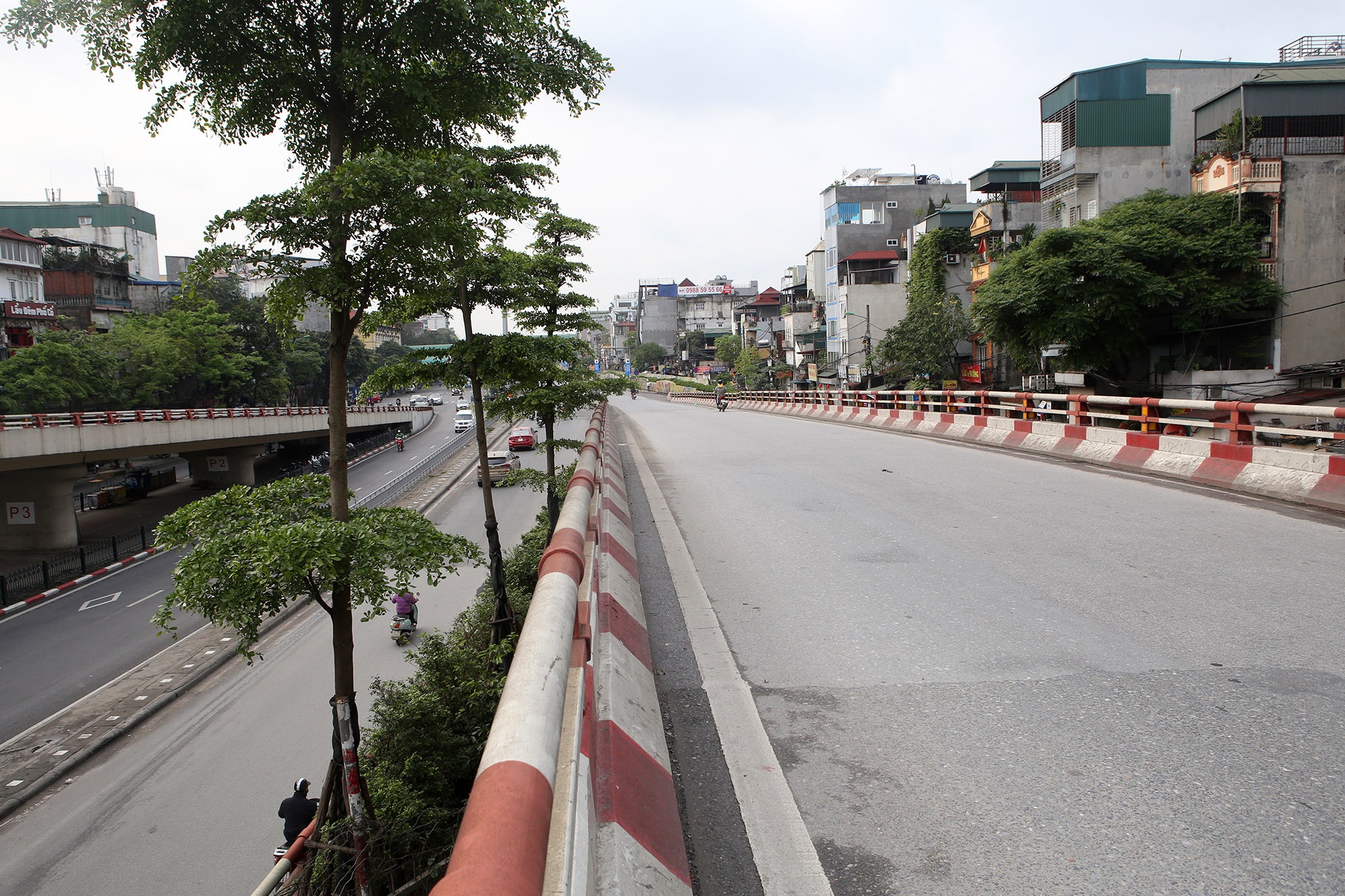 Những cây cầu ở Hà Nội vắng người chưa từng có - 14