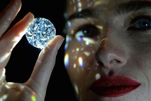 Đấu giá viên kim cương đẹp không tì vết giá gần 34 triệu USD