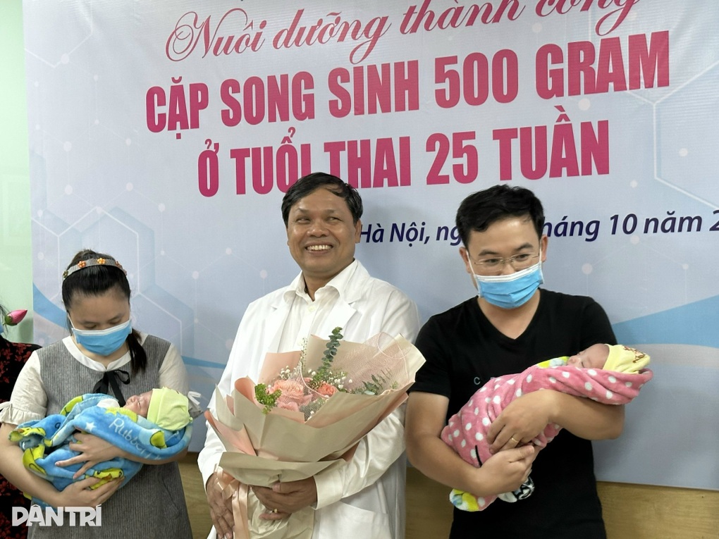 Cặp song sinh 25 tuần tuổi được nuôi dưỡng thành công - 5 Cặp song sinh 25 tuần tuổi được nuôi dưỡng thành công - 5