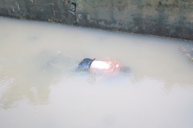 Phát hiện người đàn ông chết dưới mương nước