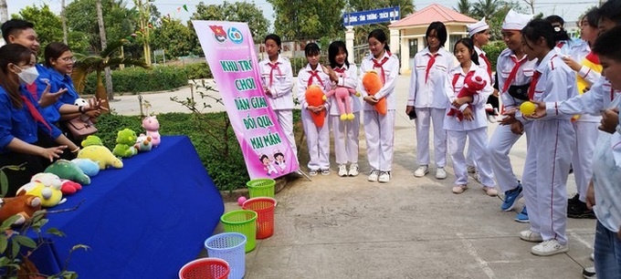 Các đội viên, học sinh tham gia trò chơi dân gian.