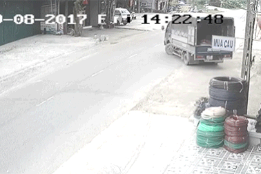 "Vua tốc độ" chui gầm ôtô