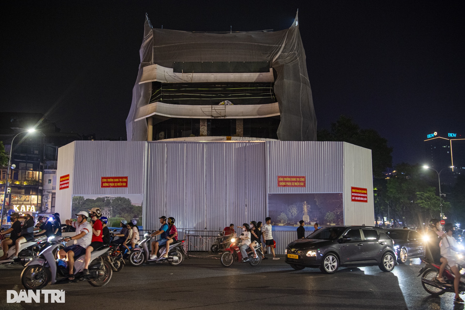 Nhiều máy cẩu tập kết trong đêm để chuẩn bị phá dỡ toà Hàm cá mập - 1 Nhiều máy cẩu tập kết trong đêm để chuẩn bị phá dỡ toà Hàm cá mập - 1