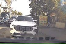 Ô tô đi lấn sang phần đường ngược chiều, đứng lì chặn đầu xe đi đúng chiều