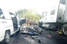 Xe container nổ lốp "càn quét" trên đường, 12 người nhập viện