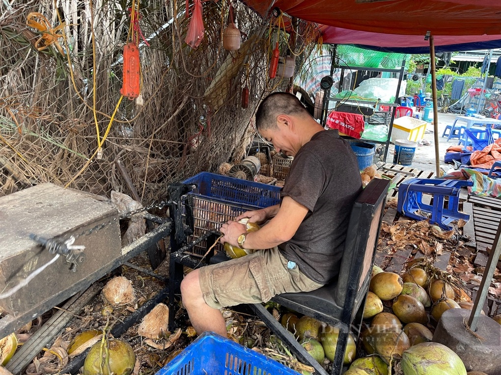 Mãn nhãn xem thợ bổ dừa kiếm tiền triệu ngày nắng nóng - 1 Mãn nhãn xem thợ bổ dừa kiếm tiền triệu ngày nắng nóng - 1