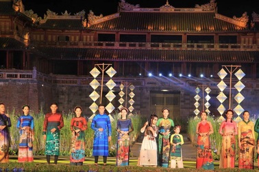 Hoành tráng lễ hội áo dài đầy màu sắc