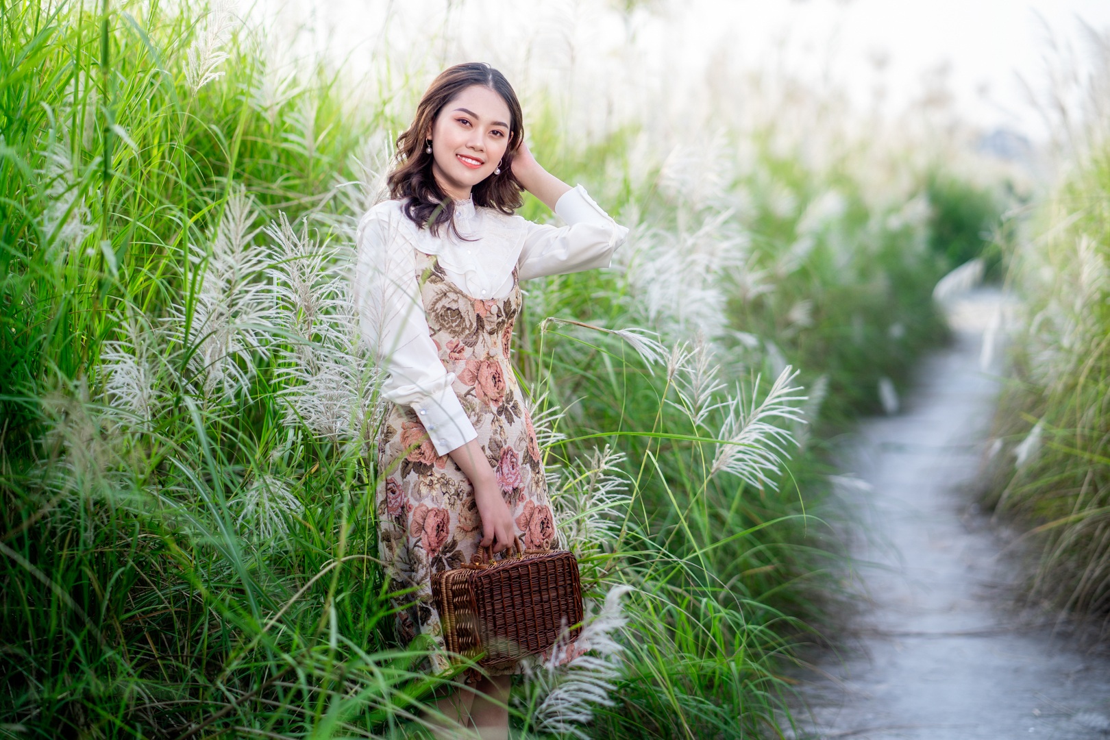 Bãi cỏ lau trắng tuyệt đẹp hút giới trẻ Hà thành tới sống ảo - 8 Bãi cỏ lau trắng tuyệt đẹp hút giới trẻ Hà thành tới sống ảo - 8
