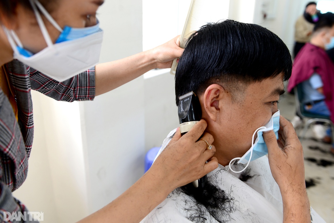 Y bác sĩ Bệnh viện Chợ Rẫy được cắt tóc miễn phí trong mùa dịch - 7 Y bác sĩ Bệnh viện Chợ Rẫy được cắt tóc miễn phí trong mùa dịch - 7