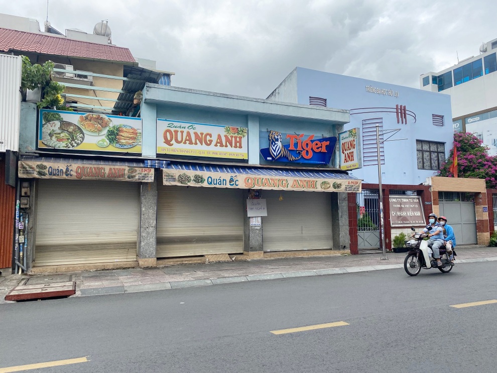 TPHCM ngày đầu giãn cách xã hội: Thực phẩm đầy ắp, người mua thưa thớt - 5 TPHCM ngày đầu giãn cách xã hội: Thực phẩm đầy ắp, người mua thưa thớt - 5