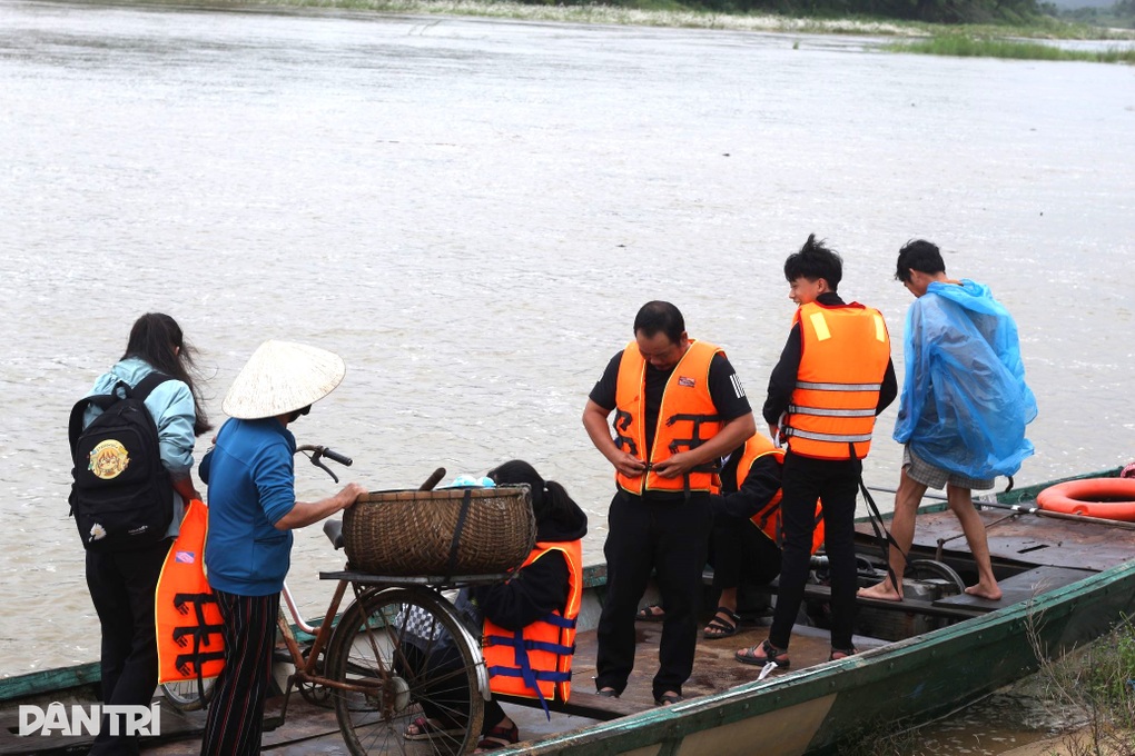 Nuoc-lu-dang-cao-hoc-sinh-chong-chanh-tren-do-den-truong_congbinh 3 Nuoc-lu-dang-cao-hoc-sinh-chong-chanh-tren-do-den-truong_congbinh 3