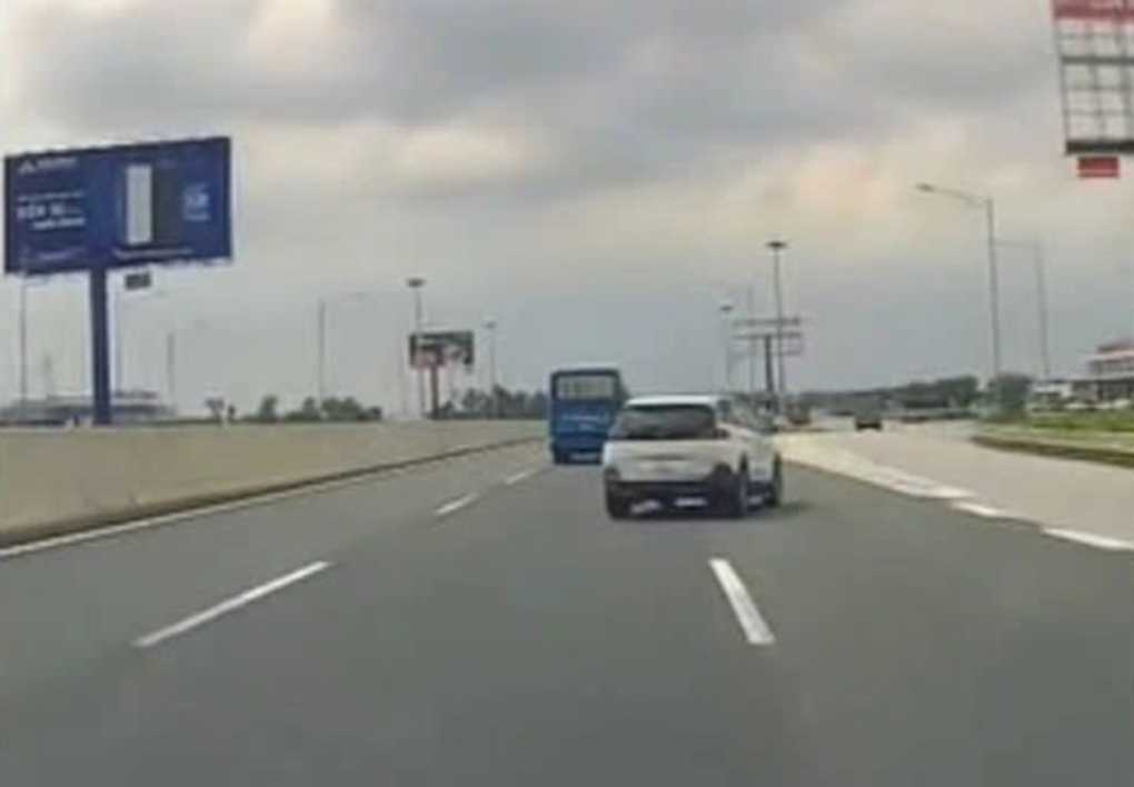 Nữ tài xế lái ô tô chuyển làn đột ngột trên cao tốc bị phạt 5 triệu đồng - 1 Nữ tài xế lái ô tô chuyển làn đột ngột trên cao tốc bị phạt 5 triệu đồng - 1