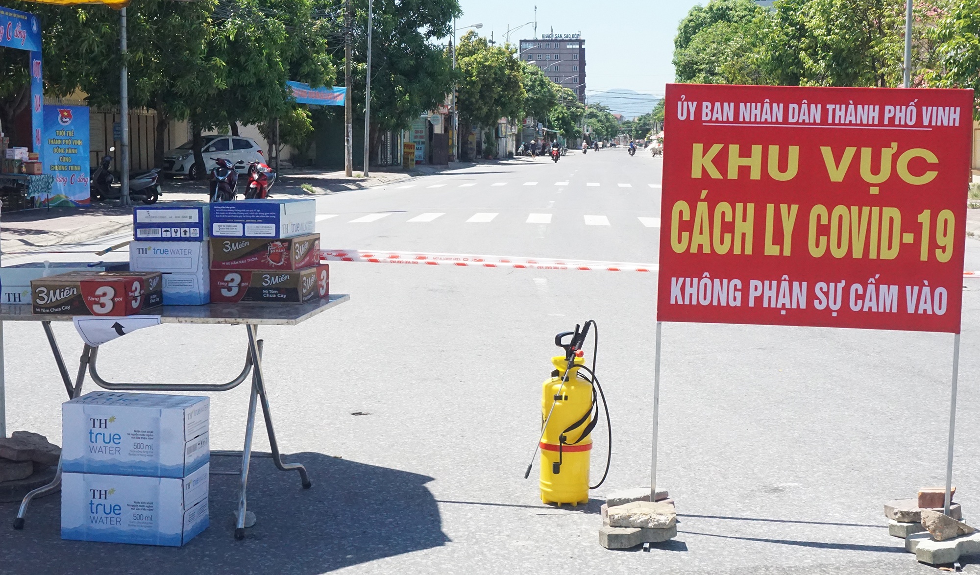 Nghĩa tình gửi tặng vùng phong tỏa chống Covid-19 - 2 Nghĩa tình gửi tặng vùng phong tỏa chống Covid-19 - 2