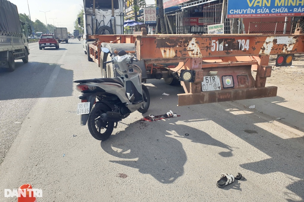 Cô gái chưa có bằng lái, chở mẹ tông đuôi xe đầu kéo tử vong - 2