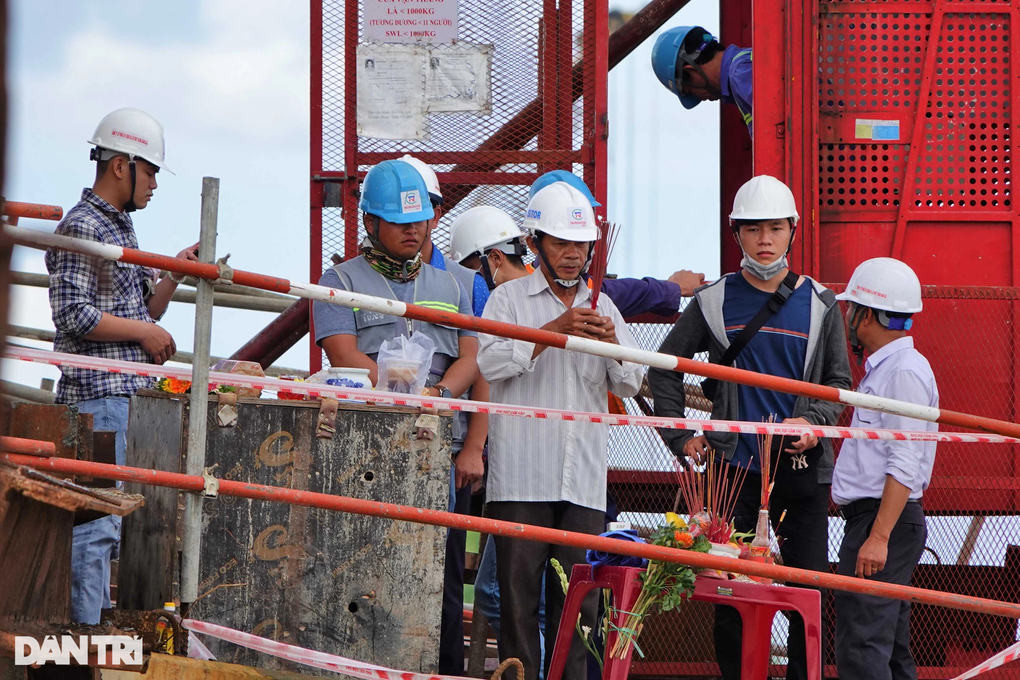 Tai nạn ở cầu Mỹ Thuận 2: Nước chảy xiết, con tôi lại không biết bơi - 2 Tai nạn ở cầu Mỹ Thuận 2: Nước chảy xiết, con tôi lại không biết bơi - 2
