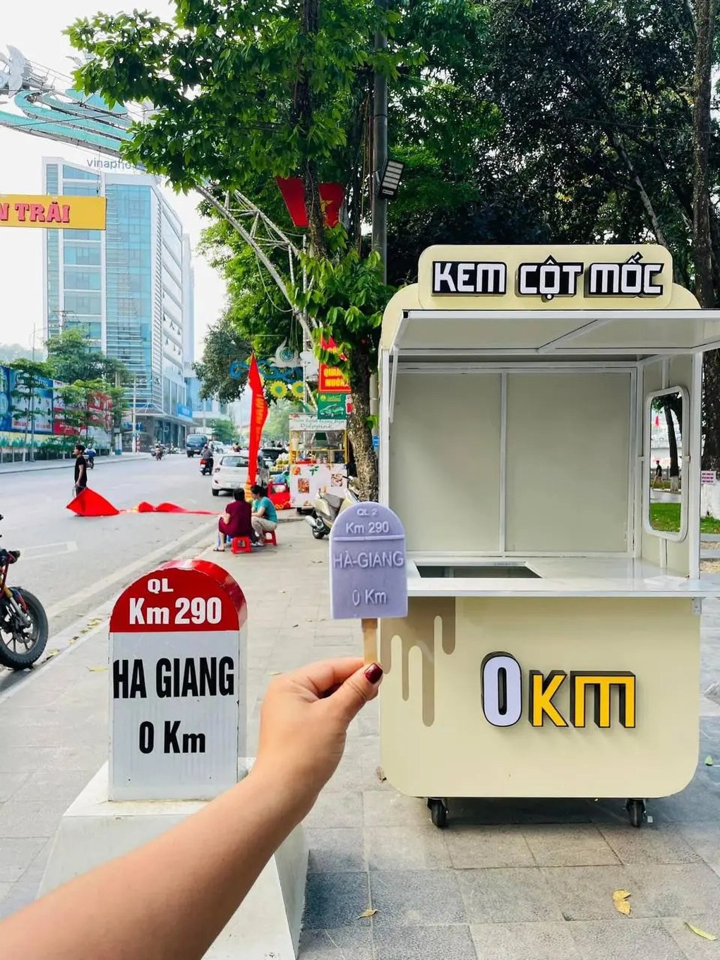 Giới trẻ đổ xô lên Hà Giang mua kem cột mốc Km0 gây sốt - 2