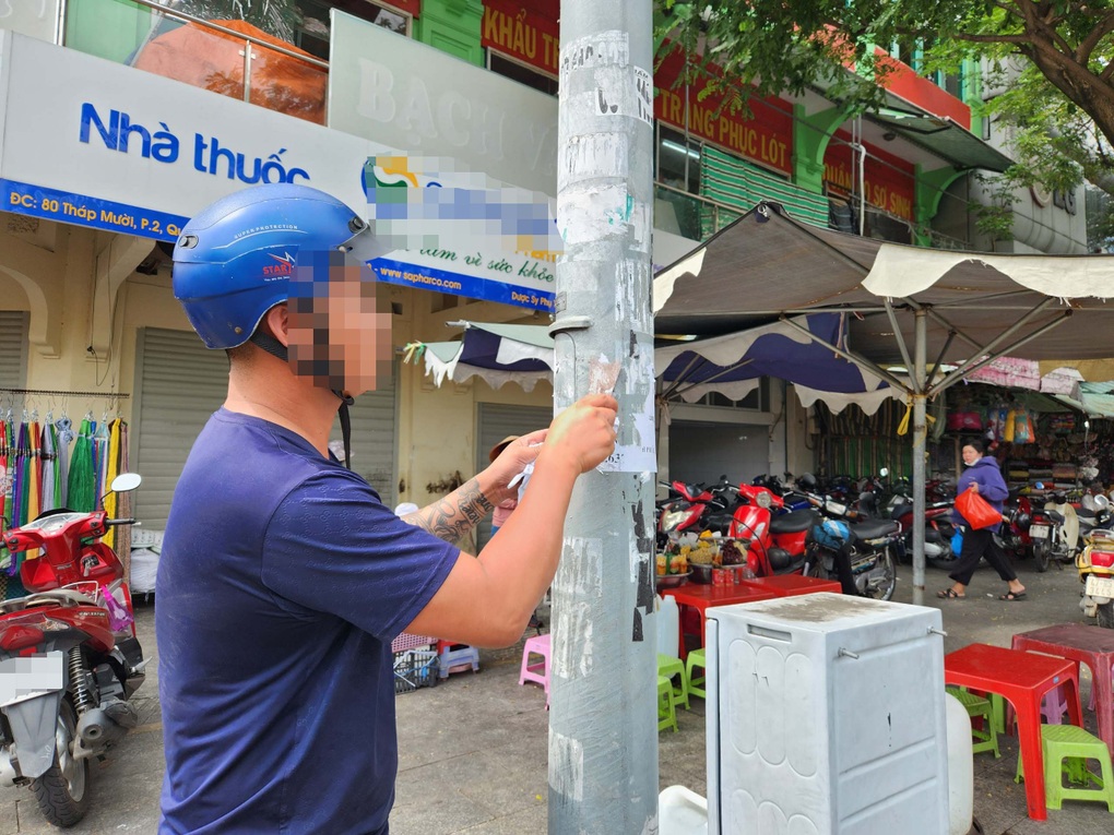 Dán hàng trăm tờ quảng cáo mỗi sáng ở TPHCM, nam thanh niên bị bắt gỡ - 2 Dán hàng trăm tờ quảng cáo mỗi sáng ở TPHCM, nam thanh niên bị bắt gỡ - 2