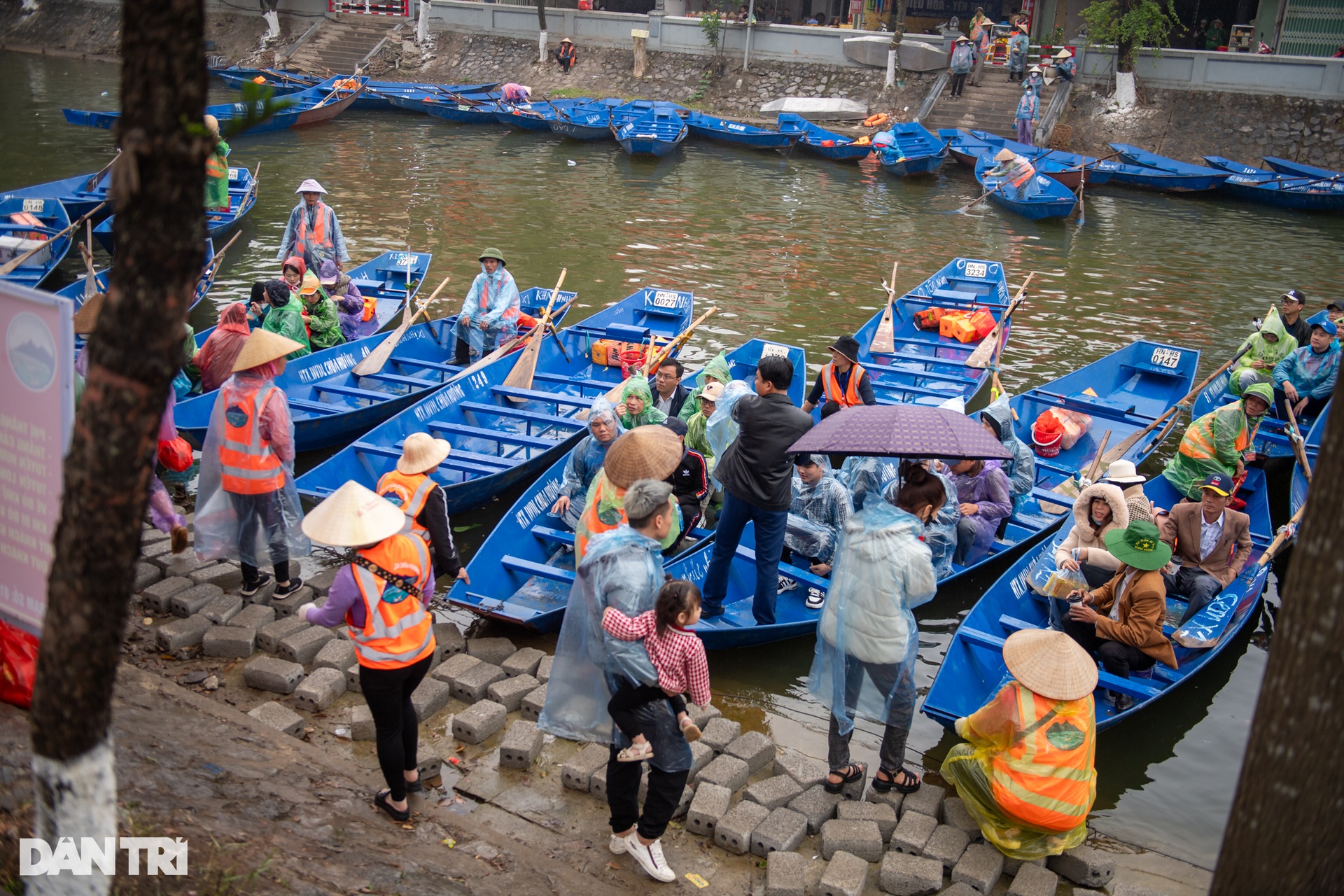 Hàng vạn người dân và du khách đội mưa về khai hội chùa Hương - 5 Hàng vạn người dân và du khách đội mưa về khai hội chùa Hương - 5