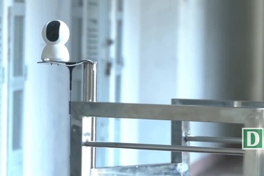 Giảng viên chế tạo robot vận chuyển trong khu cách ly phòng Covid-19