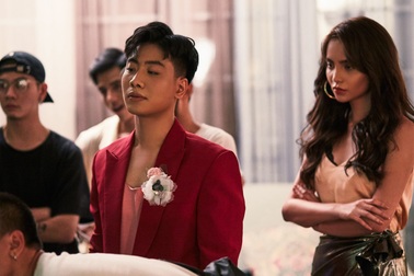 Top 6 The Face Bùi Linh Chi đóng cảnh “nóng” táo bạo trong MV của Machiot