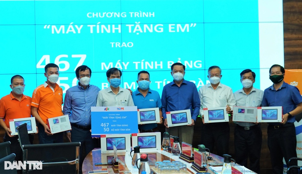 Trao hàng trăm máy tính cho học sinh có hoàn cảnh khó khăn Cần Thơ - 1 Trao hàng trăm máy tính cho học sinh có hoàn cảnh khó khăn Cần Thơ - 1
