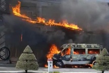 Xe 16 chỗ cháy rụi trên đường phố Nha Trang