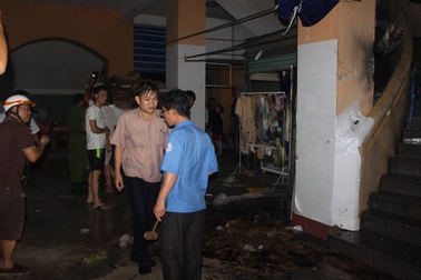 Tiểu thương “hỗn loạn” vì  ki-ốt bốc cháy dữ dội ở chợ lớn nhất tỉnh