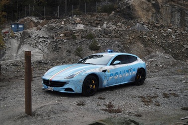 Bị cảnh sát hỏi thăm vì dán siêu xe Ferrari thành xe tuần tra