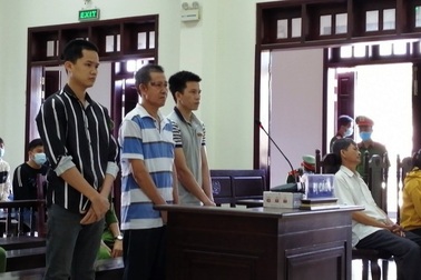 Ba cha con mang tội giết người vì... cái mương nước