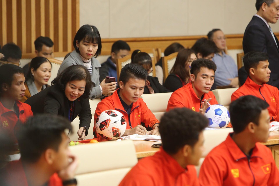 Thủ tướng: Sau các cầu thủ là cả dân tộc, là bản lĩnh, khát vọng Việt Nam - 18 Thủ tướng: Sau các cầu thủ là cả dân tộc, là bản lĩnh, khát vọng Việt Nam - 18