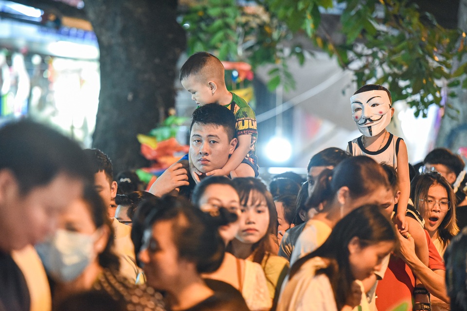 Trung thu: Người lớn chen vã mồ hôi, trẻ em mếu máo vì kẹt giữa biển người - 17