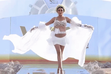 Võ Hoàng Yến bế bụng bầu 8 tháng catwalk gây sốt, đọ dáng thí sinh hoa hậu