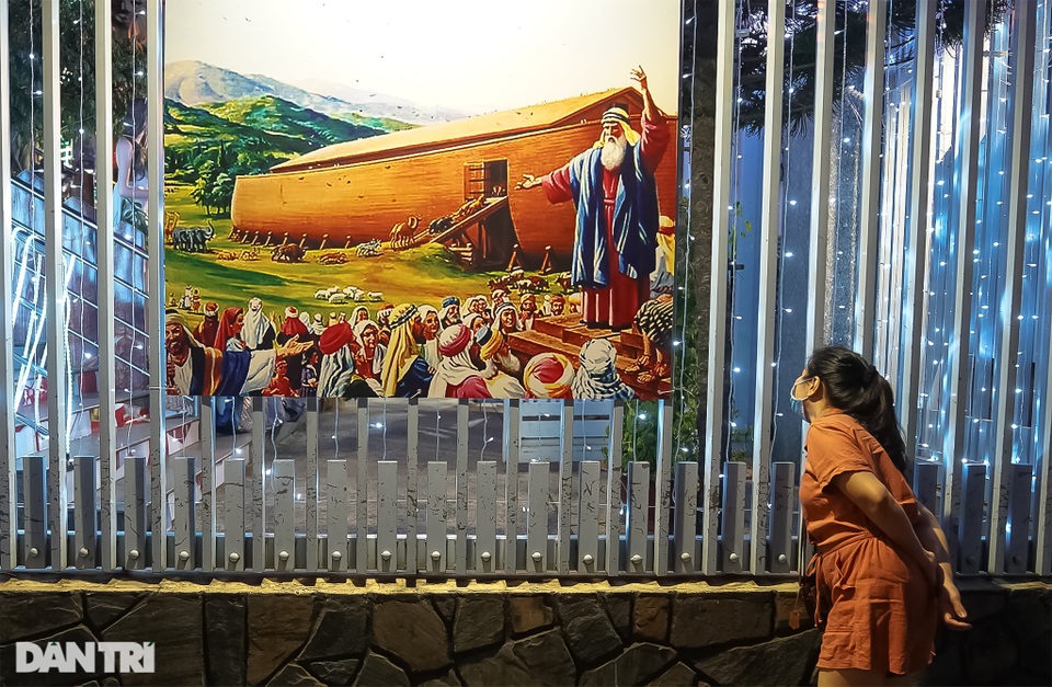 Những con hẻm lung linh ánh đèn đón mùa Noel khác biệt - 14 Những con hẻm lung linh ánh đèn đón mùa Noel khác biệt - 14