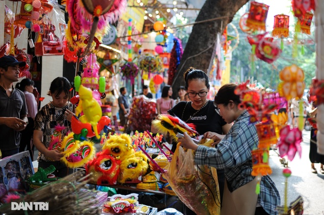 Người dân thủ đô quên đeo khẩu trang vui tết Trung thu - 9 Người dân thủ đô quên đeo khẩu trang vui tết Trung thu - 9