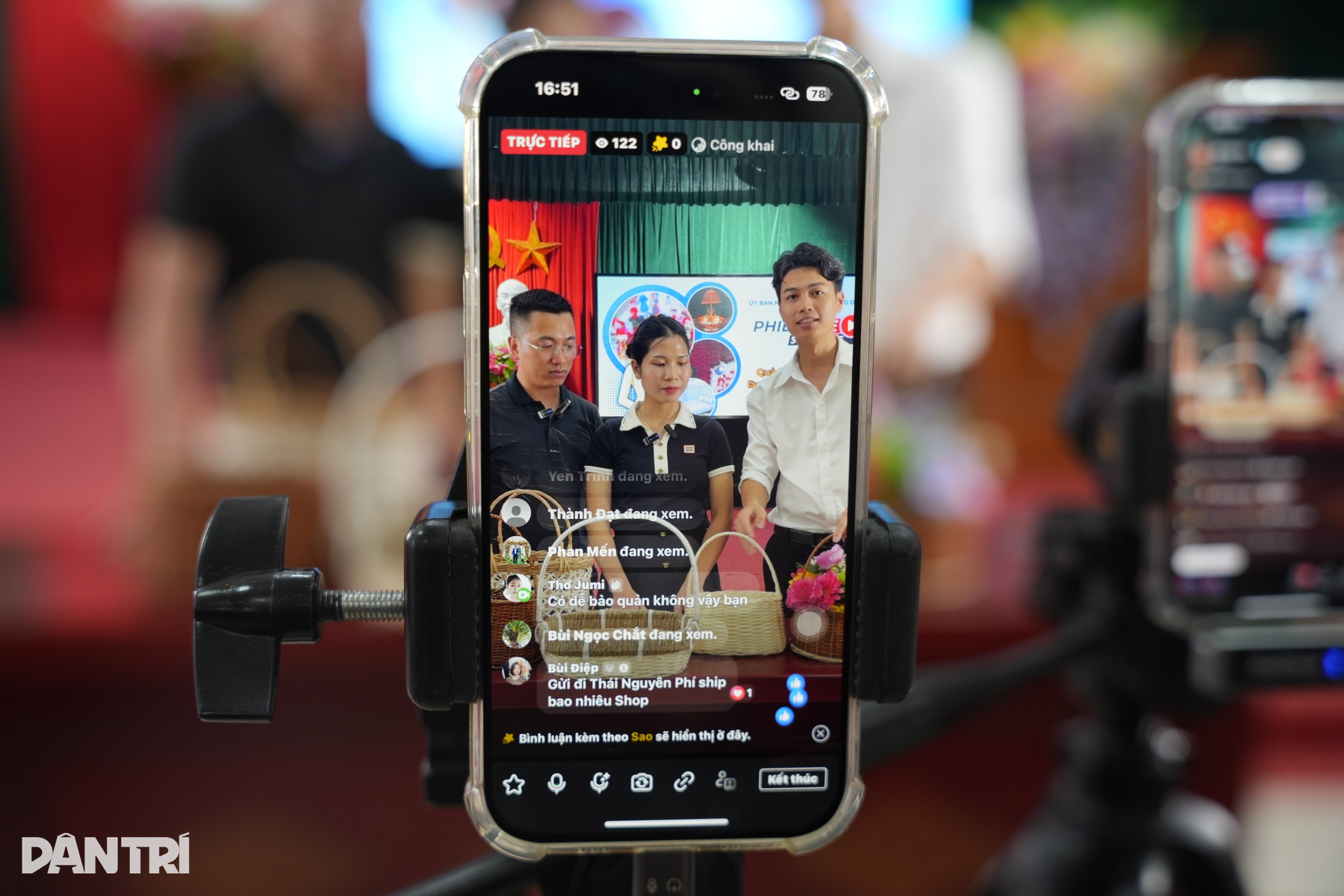 Về nơi cả làng học livestream, nghệ nhân U70 dùng AI quảng cáo - 9