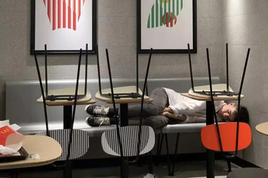 Vì sao rất nhiều bạn trẻ Trung Quốc thích ngủ ở quán lẩu?