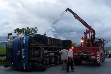 Xe đông lạnh “gối” đường sắt gây tê liệt cả hai tuyến đường